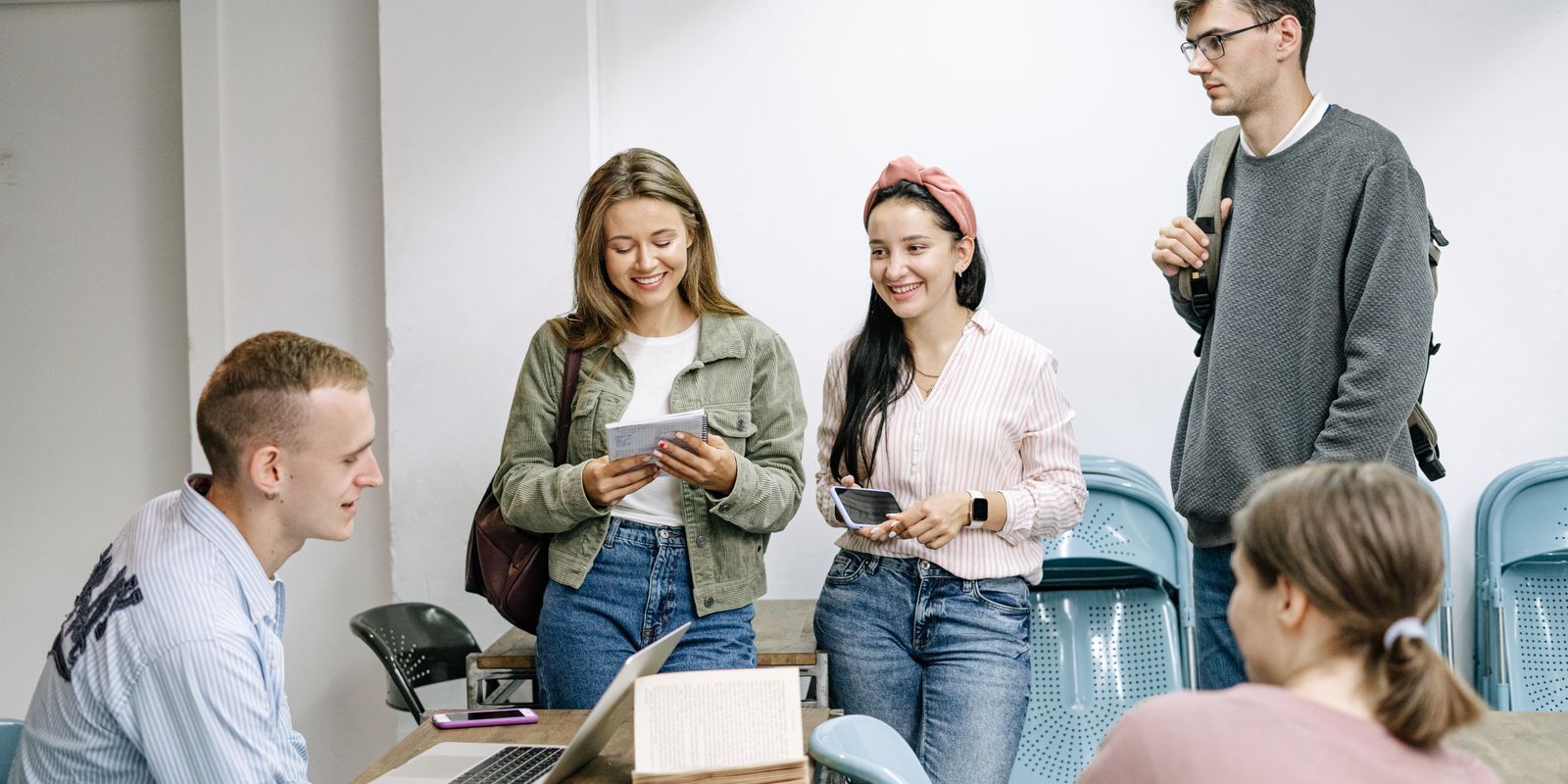 University students working together in a seminar room